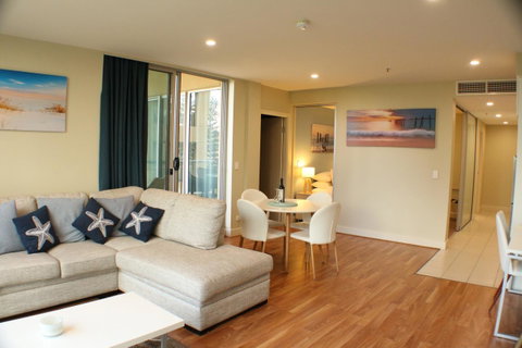 Beachside Luxury Apartments One & Two Bedroom In Beachfront Oaks Pier Building - Accommodation 4U 4