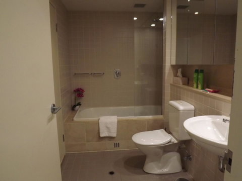 Beachside Luxury Apartments One & Two Bedroom In Beachfront Oaks Pier Building - Accommodation 4U 1