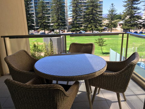 Beachside Luxury Apartments One & Two Bedroom In Beachfront Oaks Pier Building - Accommodation 4U 25