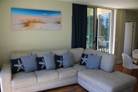 Beachside Luxury Apartments One & Two Bedroom In Beachfront Oaks Pier Building - Accommodation 4U 11