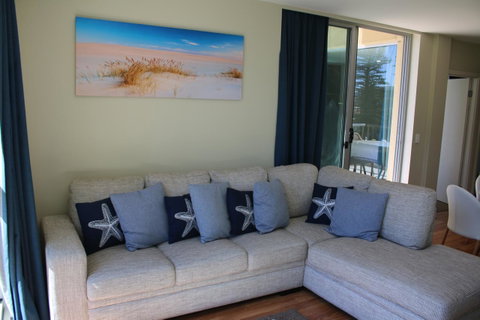 Beachside Luxury Apartments One & Two Bedroom In Beachfront Oaks Pier Building - Accommodation 4U 14