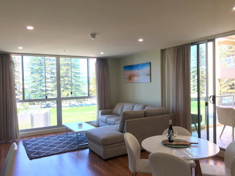 Beachside Luxury Apartments One & Two Bedroom In Beachfront Oaks Pier Building - Accommodation 4U 3