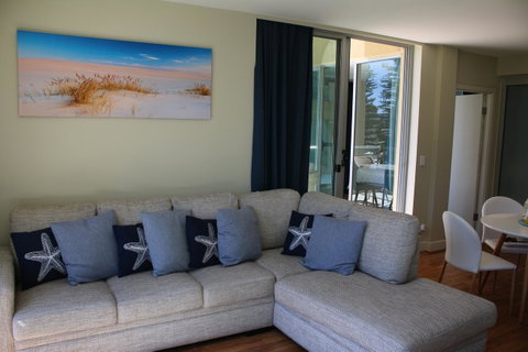 Beachside Luxury Apartments One & Two Bedroom In Beachfront Oaks Pier Building - Accommodation 4U 12