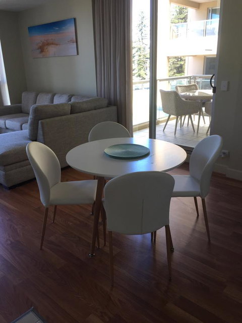Beachside Luxury Apartments One & Two Bedroom In Beachfront Oaks Pier Building - Accommodation 4U 18