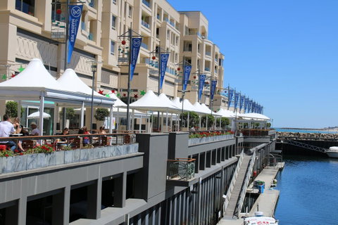 Beachside Luxury Apartments One & Two Bedroom In Beachfront Oaks Pier Building - Accommodation 4U 13