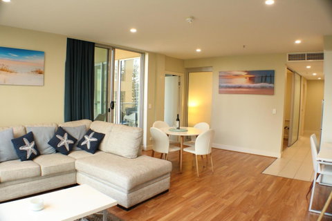Beachside Luxury Apartments One & Two Bedroom In Beachfront Oaks Pier Building - Accommodation 4U 5