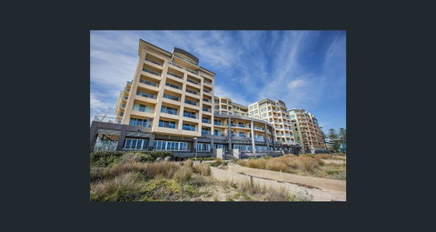 Beachside Luxury Apartments One & Two Bedroom In Beachfront Oaks Pier Building - Accommodation 4U 2