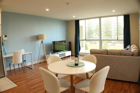 Beachside Luxury Apartments One & Two Bedroom In Beachfront Oaks Pier Building - Accommodation 4U 0