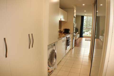 Beachside Luxury Apartments One & Two Bedroom In Beachfront Oaks Pier Building - Accommodation 4U 7
