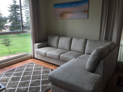 Beachside Luxury Apartments One & Two Bedroom In Beachfront Oaks Pier Building - Accommodation 4U 16