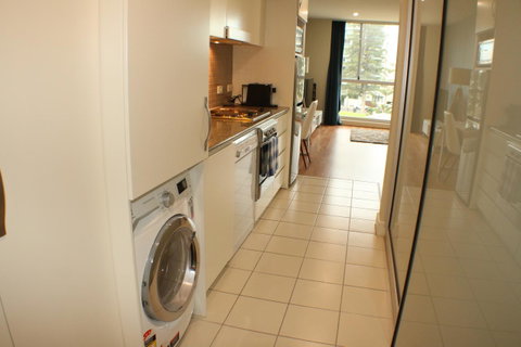 Beachside Luxury Apartments One & Two Bedroom In Beachfront Oaks Pier Building - Accommodation 4U 6