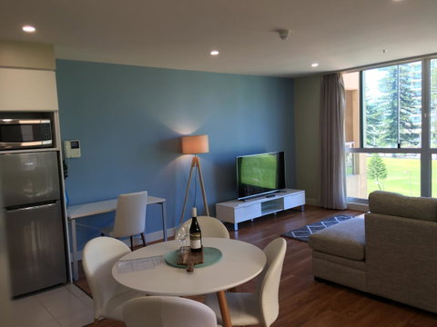 Beachside Luxury Apartments One & Two Bedroom In Beachfront Oaks Pier Building - Accommodation 4U 19