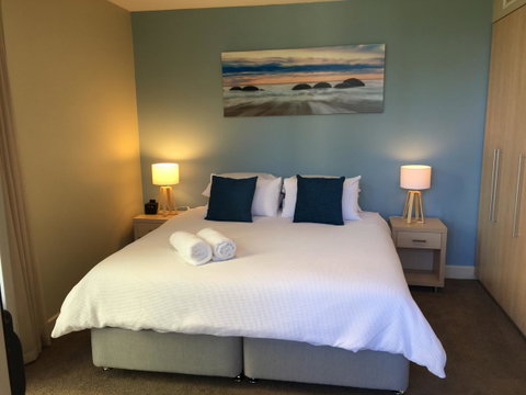 Beachside Luxury Apartments One & Two Bedroom In Beachfront Oaks Pier Building - Accommodation 4U 22