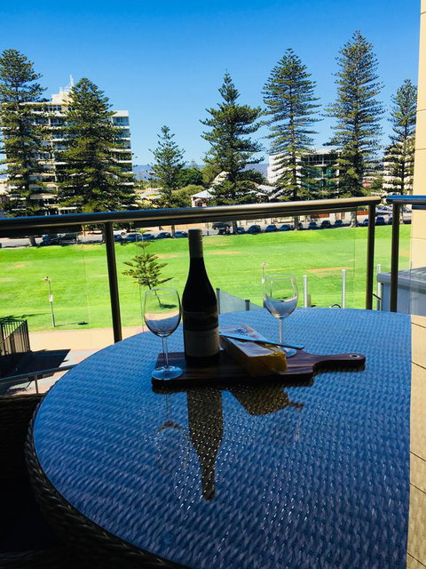 Beachside Luxury Apartments One & Two Bedroom In Beachfront Oaks Pier Building - Accommodation 4U 26