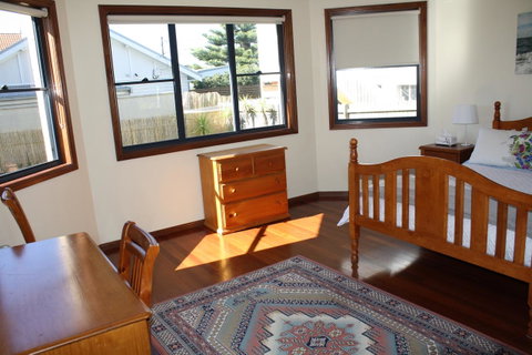 Serenity On Narrabeen Beach - 1Bdr Beachside Retreat - Accommodation 4U 3