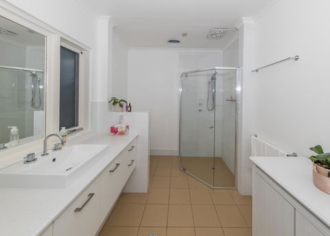 The Tudor House - Accommodation 4U 16