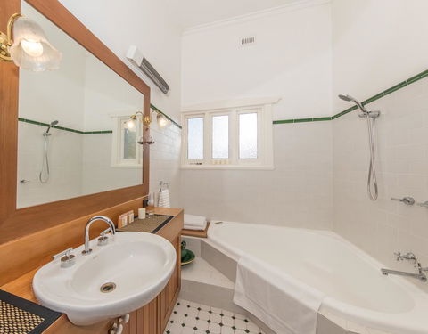 The Tudor House - Accommodation 4U 15