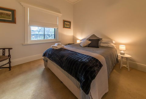 The Tudor House - Accommodation 4U 11