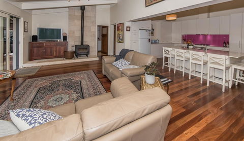 The Tudor House - Accommodation 4U 5