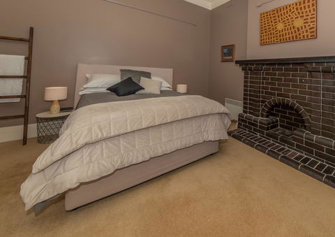 The Tudor House - Accommodation 4U 12