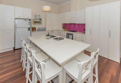 The Tudor House - Accommodation 4U 8
