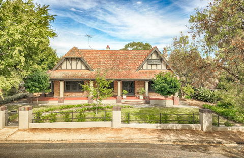 The Tudor House - Accommodation 4U 0