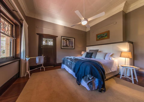 The Tudor House - Accommodation 4U 2
