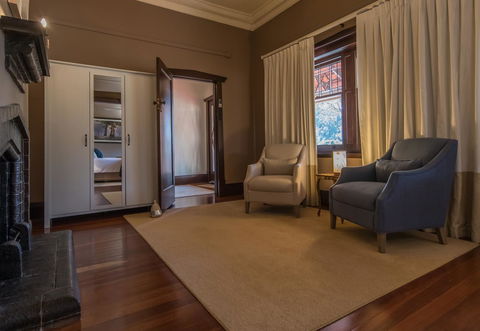 The Tudor House - Accommodation 4U 3