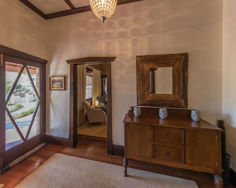 The Tudor House - Accommodation 4U 4