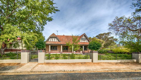The Tudor House - Accommodation 4U 21
