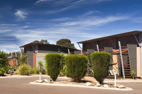 Majestic Oasis Apartments - Accommodation 4U 7