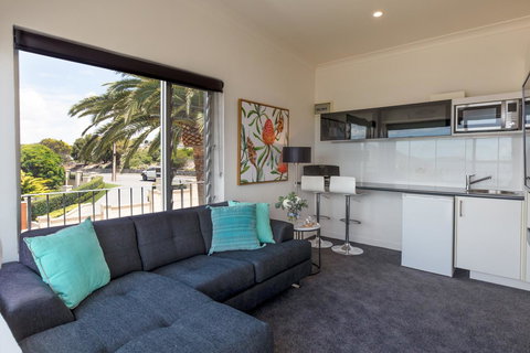 Bay 10 - Suites And Apartments - Accommodation 4U 6