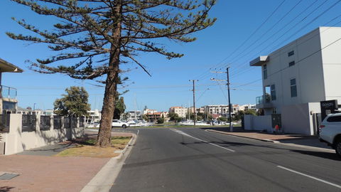 Glenelg - Marina Retreat - Accommodation 4U 6