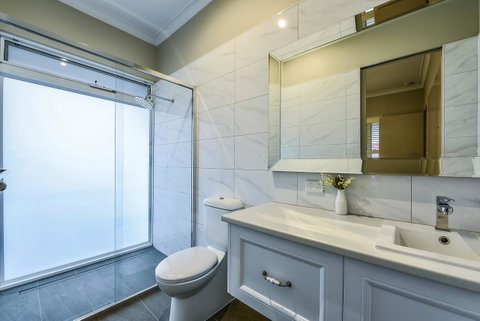Aloha Central Luxury Apartments - Accommodation 4U 16