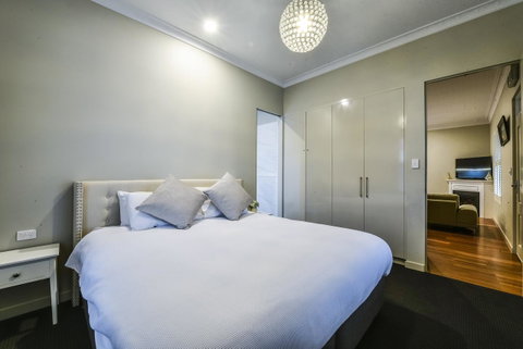 Aloha Central Luxury Apartments - Accommodation 4U 14
