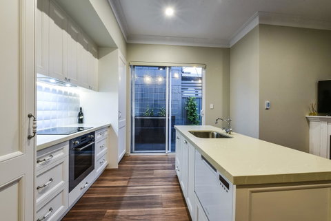 Aloha Central Luxury Apartments - Accommodation 4U 10