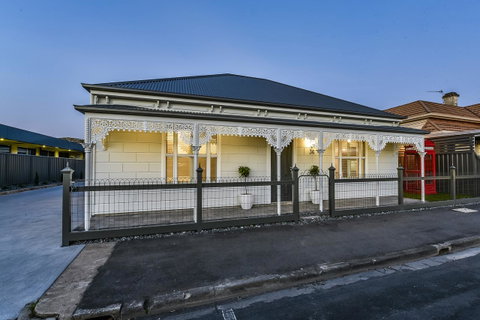 Aloha Central Luxury Apartments - Accommodation 4U 12