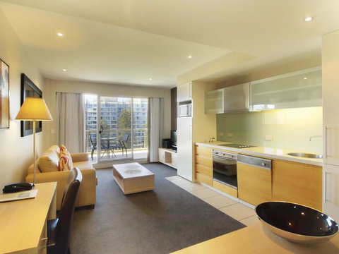 Oaks Glenelg Plaza Pier Suites - Accommodation 4U 6