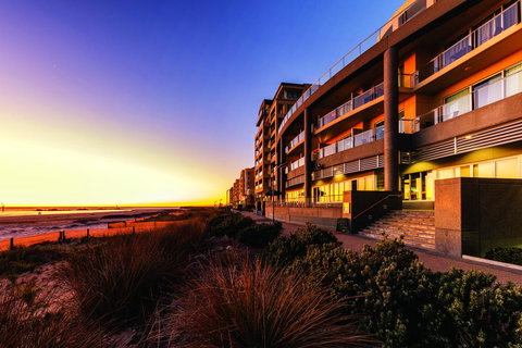 Oaks Glenelg Plaza Pier Suites - Accommodation 4U 0