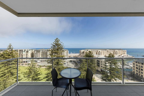 Oaks Glenelg Liberty Suites - Accommodation 4U 11