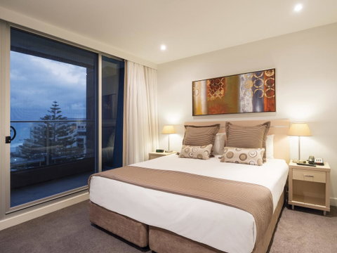 Oaks Glenelg Liberty Suites - Accommodation 4U 12