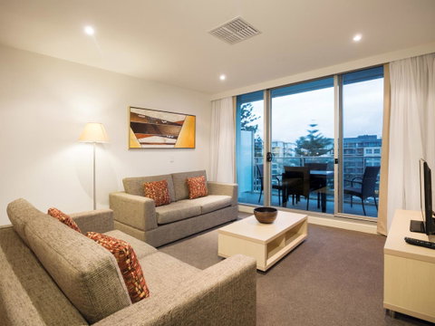 Oaks Glenelg Liberty Suites - Accommodation 4U 16