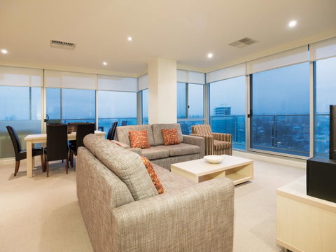 Oaks Glenelg Liberty Suites - Accommodation 4U 18