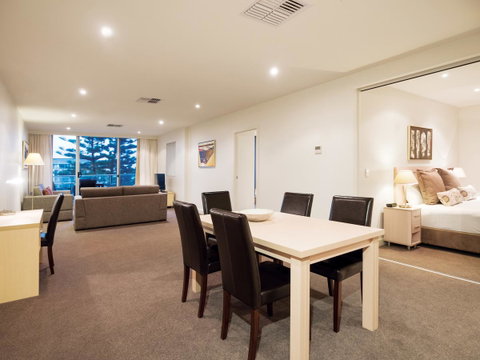 Oaks Glenelg Liberty Suites - Accommodation 4U 24