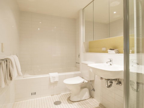 Oaks Glenelg Liberty Suites - Accommodation 4U 26