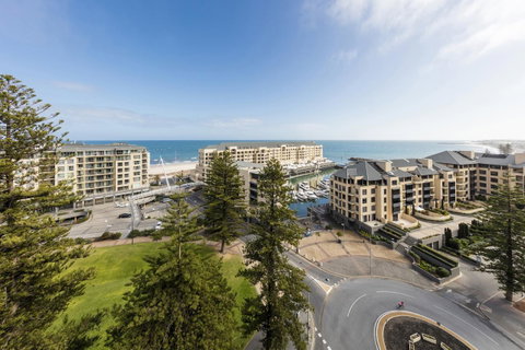 Oaks Glenelg Liberty Suites - Accommodation 4U 17