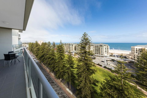 Oaks Glenelg Liberty Suites - Accommodation 4U 13