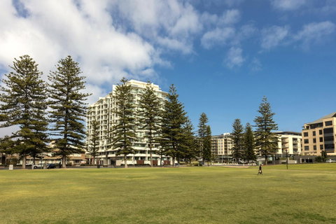 Oaks Glenelg Liberty Suites - Accommodation 4U 10