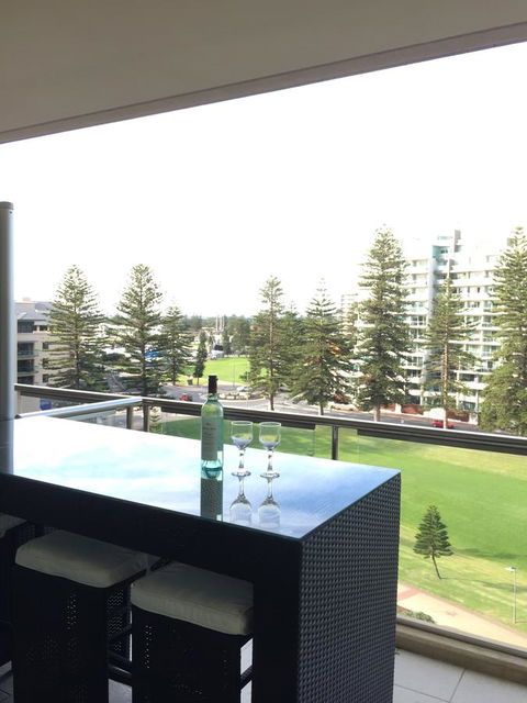 Beachside Luxury Getaway In Glenelg - Accommodation 4U 0