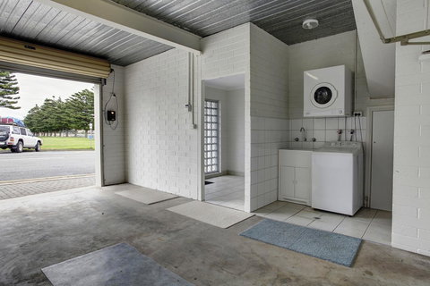 Tasman Beachside Apartment - Accommodation 4U 11